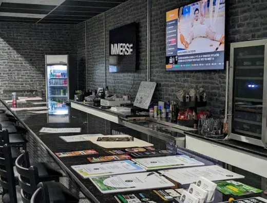 Lounge and bar area at 4 Majors Indoor Golf in Coral Springs, FL
