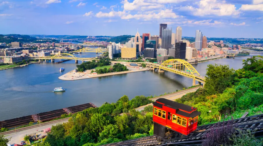 Golf Simulators in Pittsburgh: 18 Venues, Winter Leagues and Prices