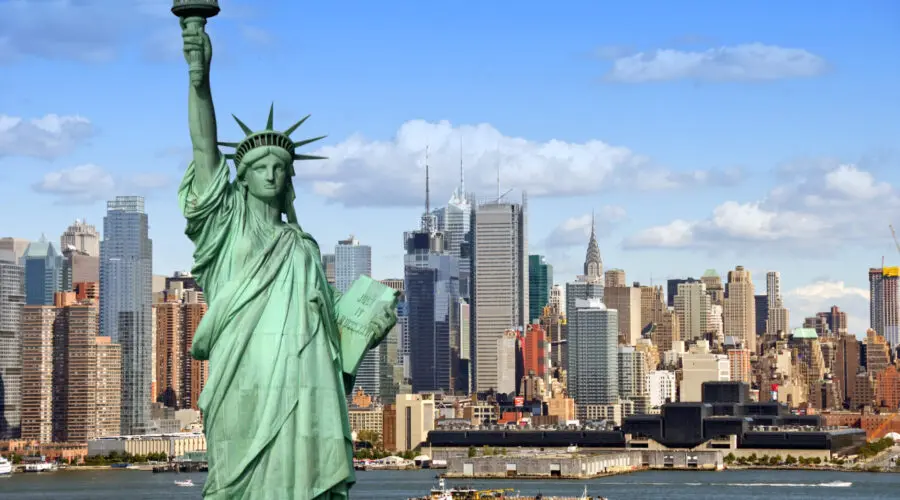 Golf Simulators in NYC: 8 Manhattan Venues, Real Prices and Late-Night Bays