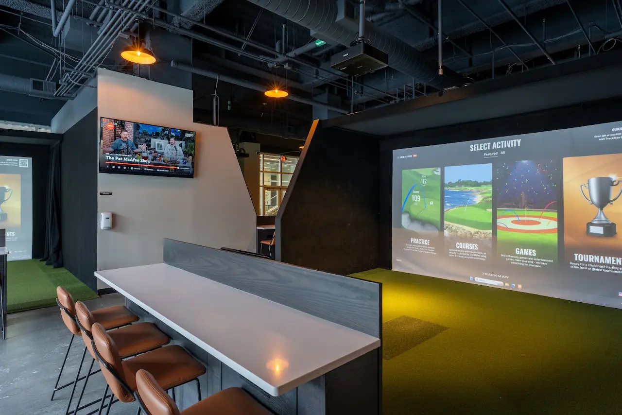 Net Par Omaha Trackman 4 golf simulator bays in downtown Omaha