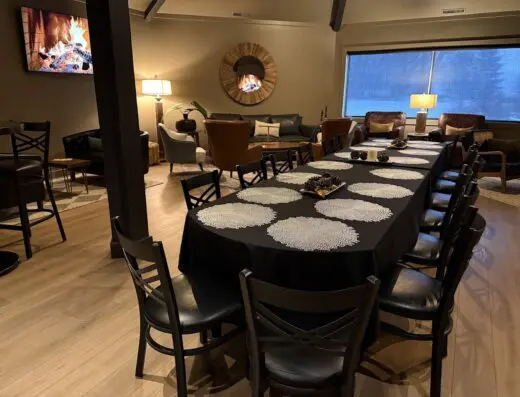 Inside South Shore Social - indoor golf in Syracuse, IN