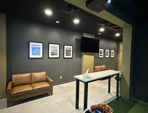 Inside The Back Nine Golf Waukee, Des Moines, IA - indoor golf simulator venue
